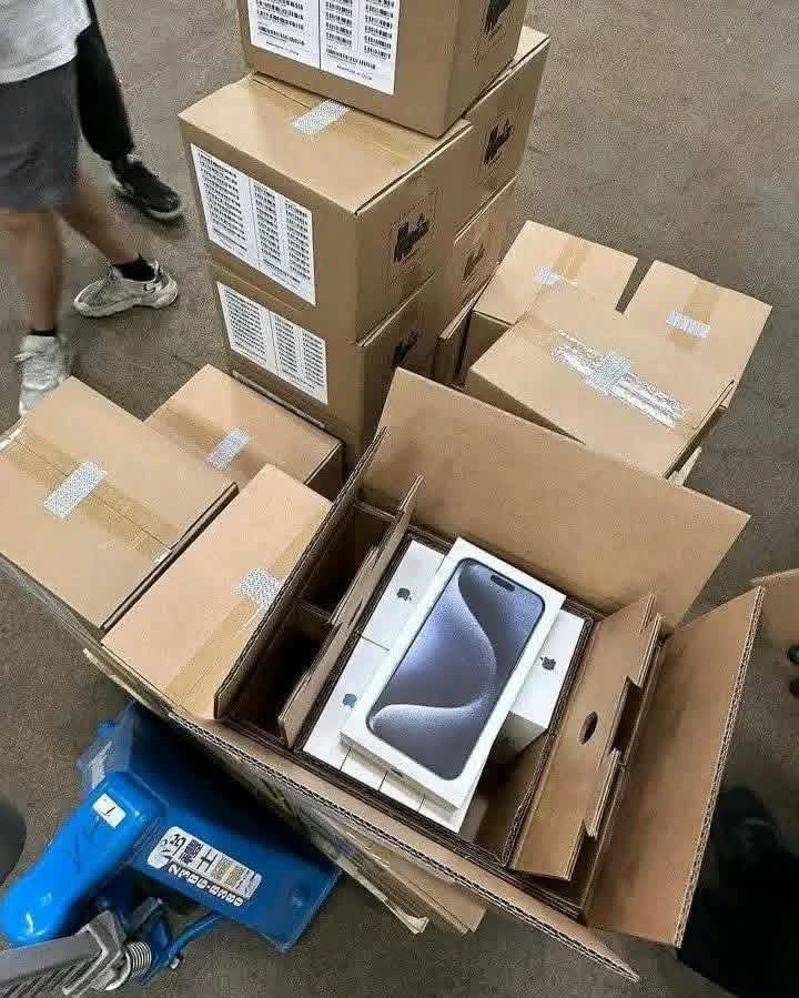 iPhone 15 Pro Max Electronics Pallet: Buy 1 Premium Tech Lot - Image 3