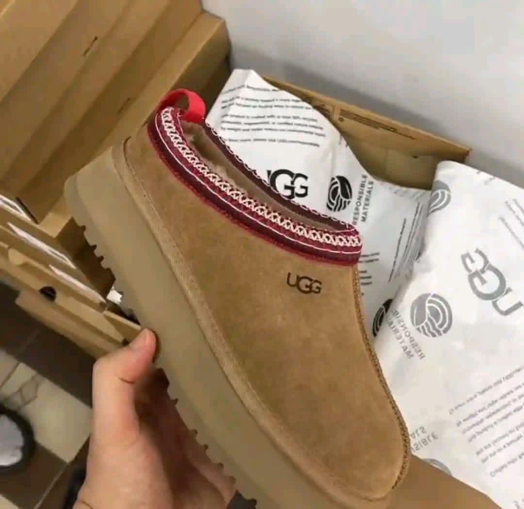 UGG Boots Liquidation Pallet: 60-120 Pairs Wholesale - Image 3