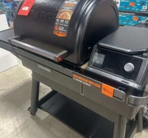 Traeger Ironwood Smoker Open Pallet — 1 Open-Box WiFIRE Gril